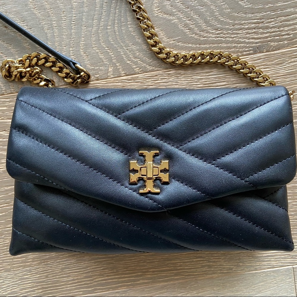 Tory Burch Kira Chevron Chain Wallet in good condition
